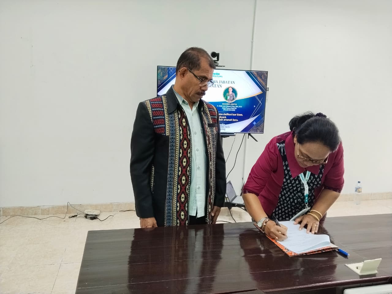 Sertijab Kaprodi DIII Keperawatan Ende: Dr. Sisilia Leny Cahyani Resmi Lanjutkan Tongkat Estafet Kepemimpinan